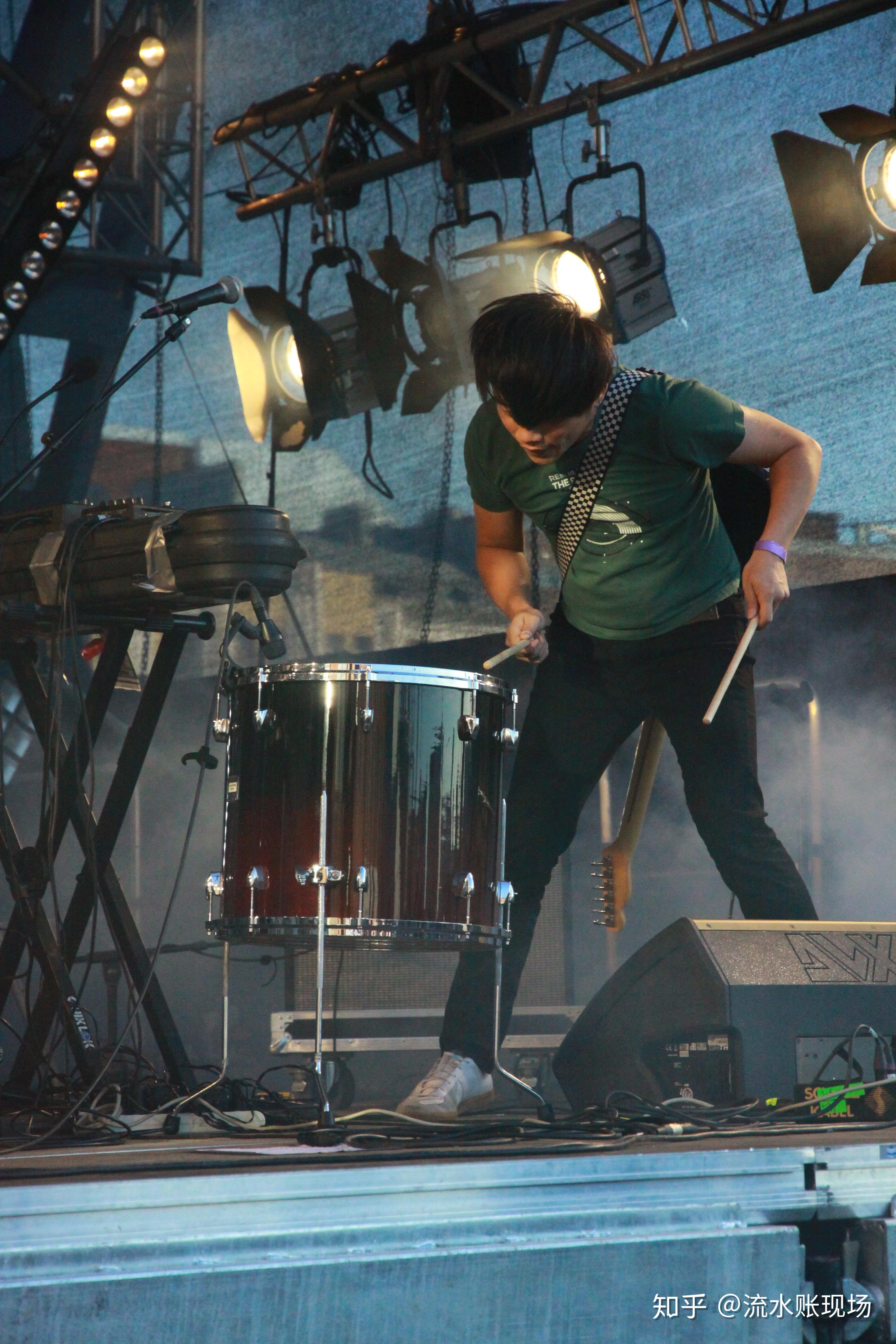 时华东还热情的搂着我当时的演出阵容已经是现在的阵容,鼓手是黄锦