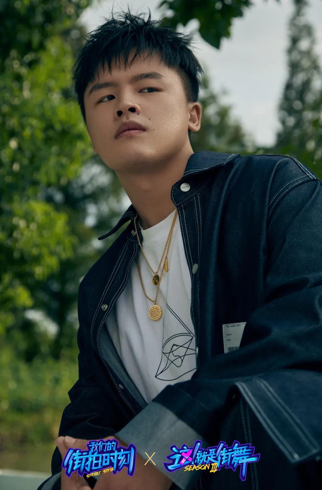 switch杨文韬:深灰色皮衣:indice studio黑色长裤:chaorenba