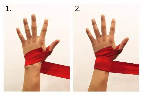 如果不做好手指和手腕的保护,很可能会造成不可逆的损伤,所以绑手带是