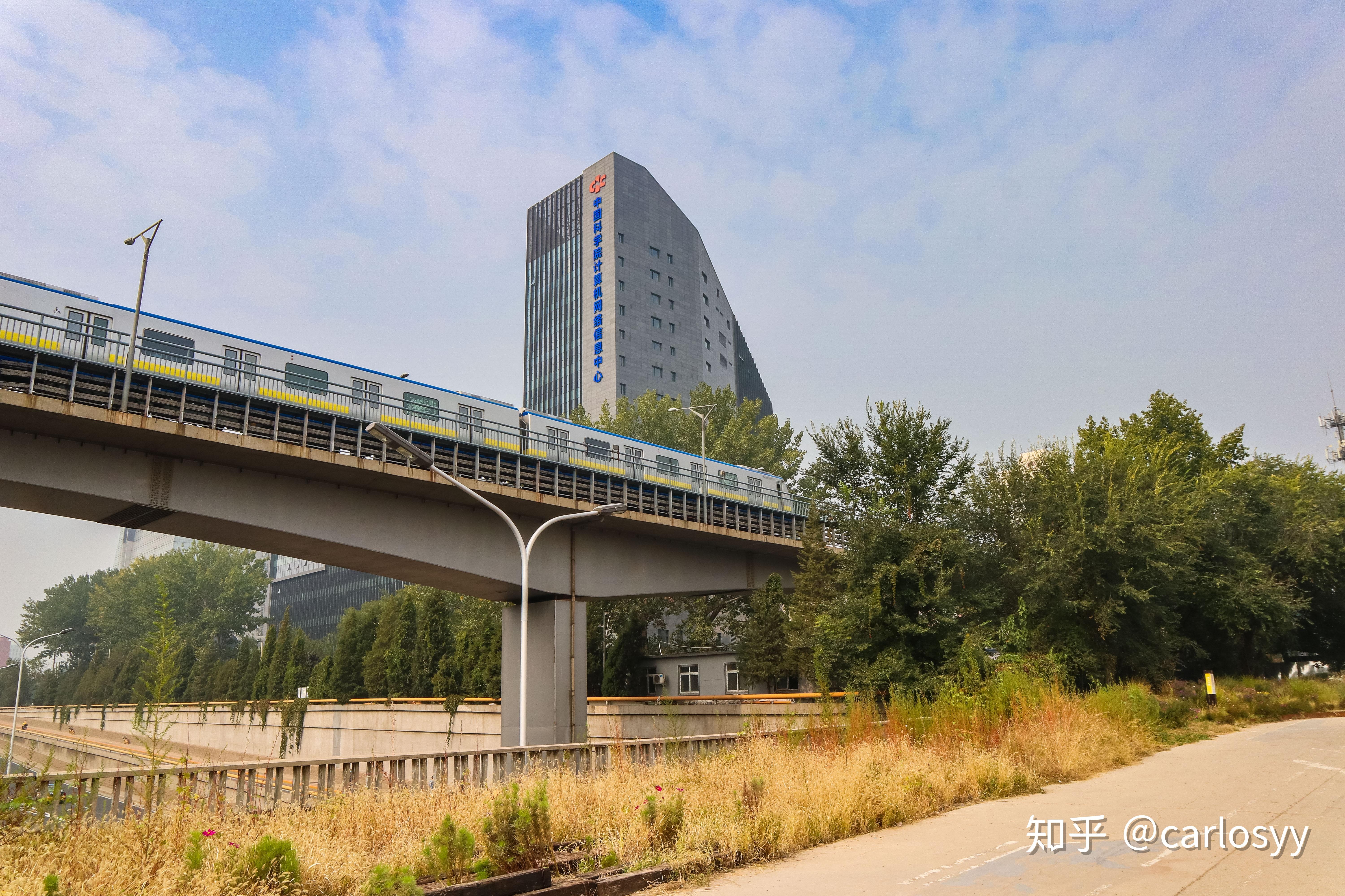 北京有火车轨道的公园图片