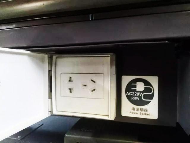 网友感叹:真是好便捷啊,高铁上还有插座充电,考虑到内地和香港旅客
