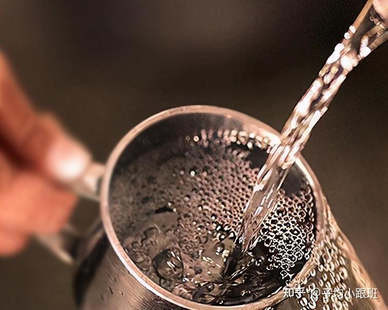 你还在看酒花判断白酒品质太不靠谱了