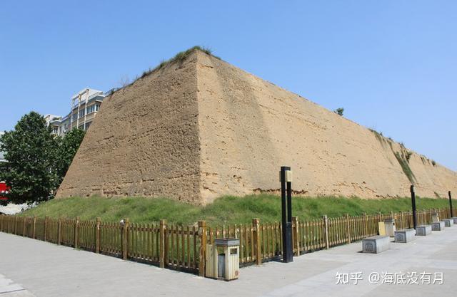 郑州商城遗址公园,坐落在郑州城东路到南关街二里岗一带,延绵七公里的