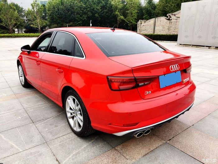 篮球体院馆广场上的红色奥迪a3动感时尚充满了运动气息