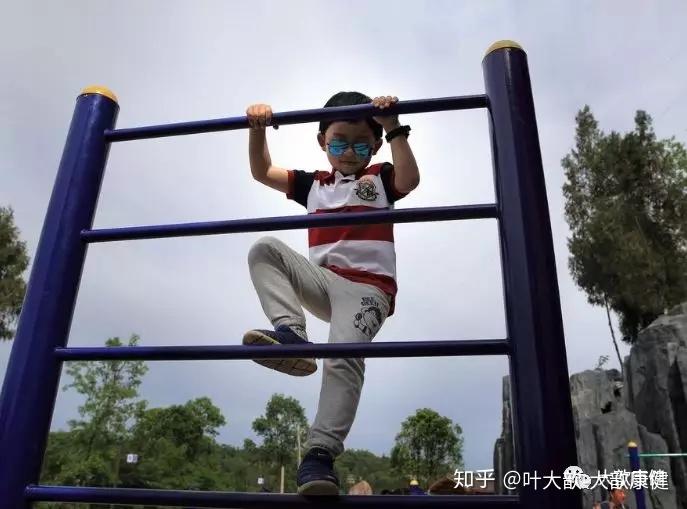 肋木架骨盆自我拉伸方法