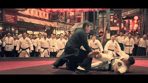 廖凡在徐浩峰的电影《师父》中,廖凡主演了一位要把"南拳北传"的咏春