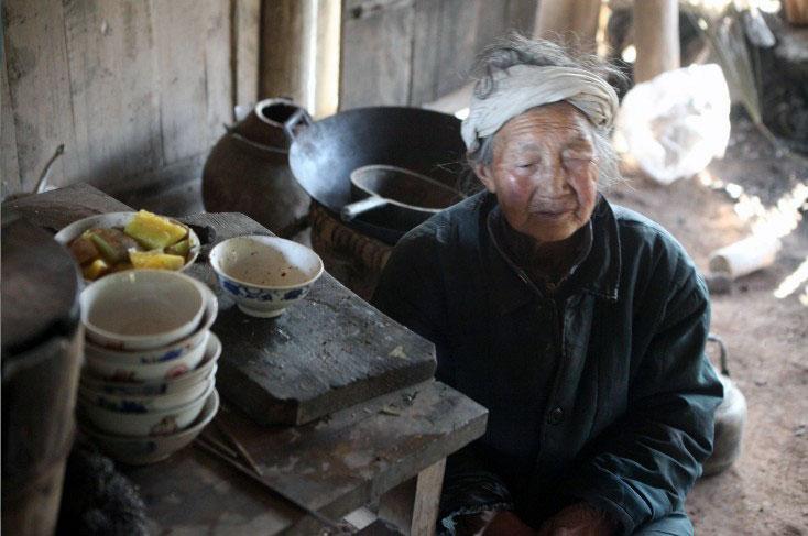 而他们的父母却节衣缩食、破衣褴褛，在外面办事饿了，连在小摊买份10元