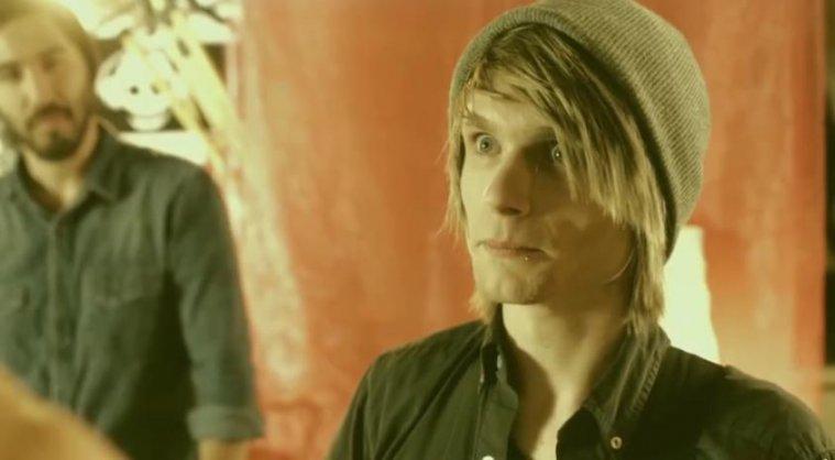 在《call me maybe》的mv中,故事线基本上就是按照carly看上一个男生