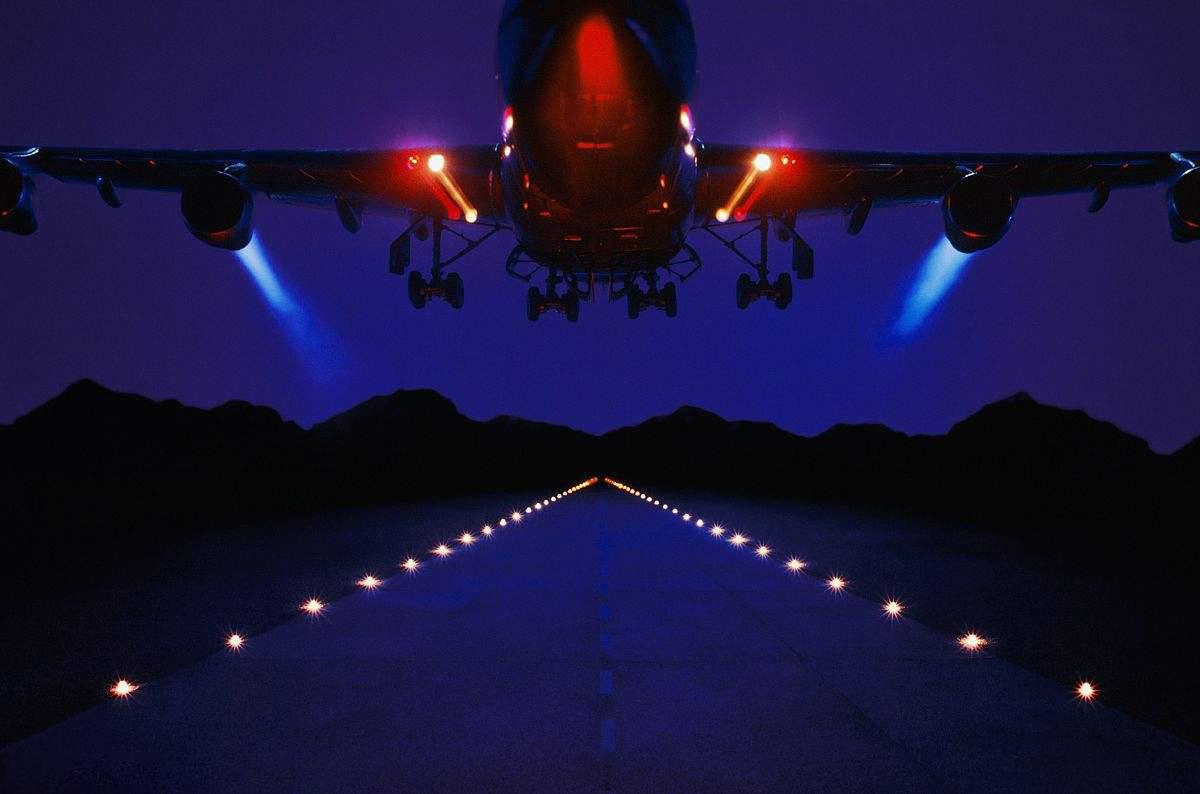 谈到飞机想必大家都乘坐和见过,但是不知道大家在晚上乘坐飞机时有没