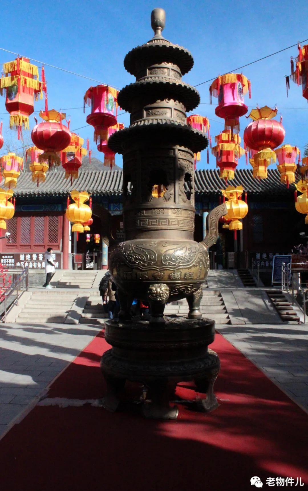 寺中院山门,天王殿,大雄宝殿,三圣殿,设东西四所配殿与诵经房.