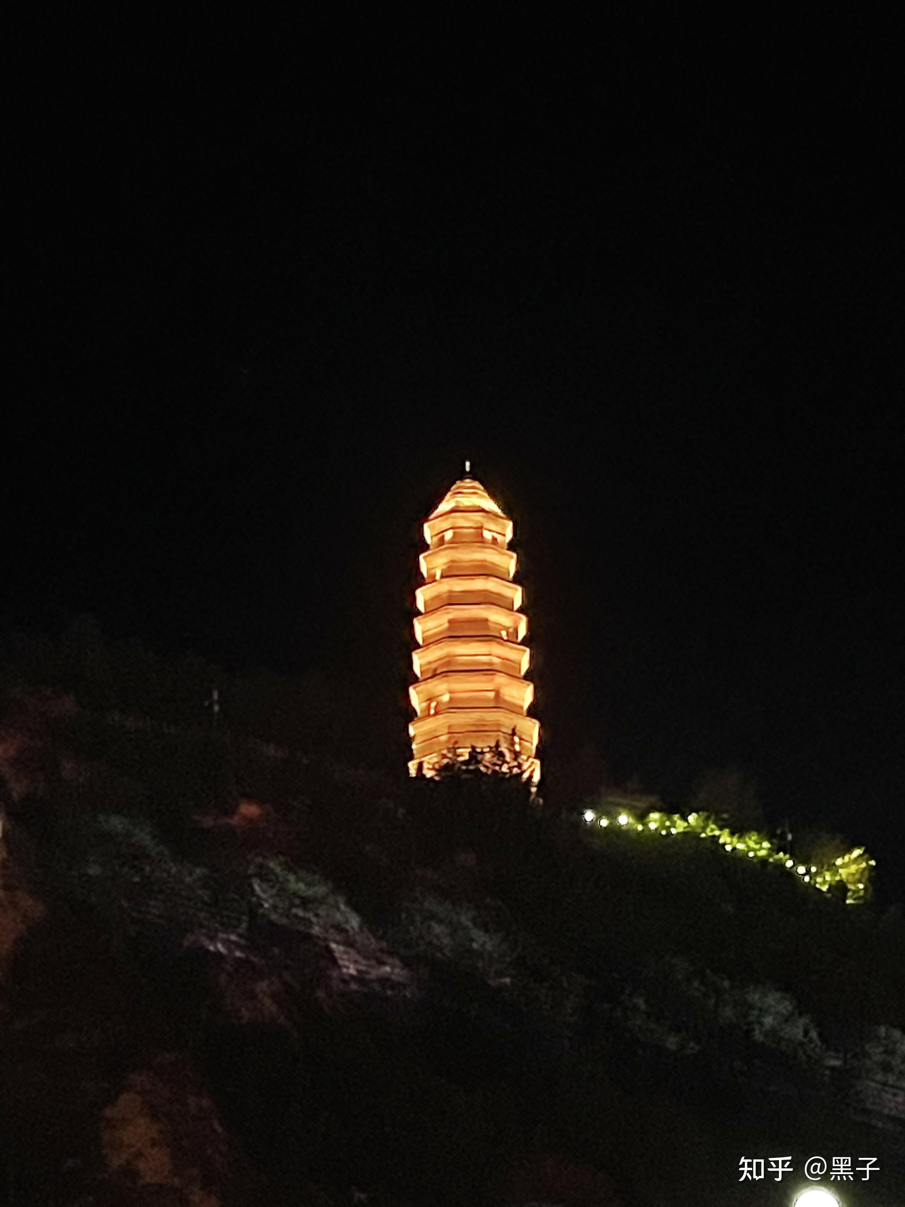 据了解,2016年9月29日开始,到了每年的5-10月份,宝塔山每天晚上8点30