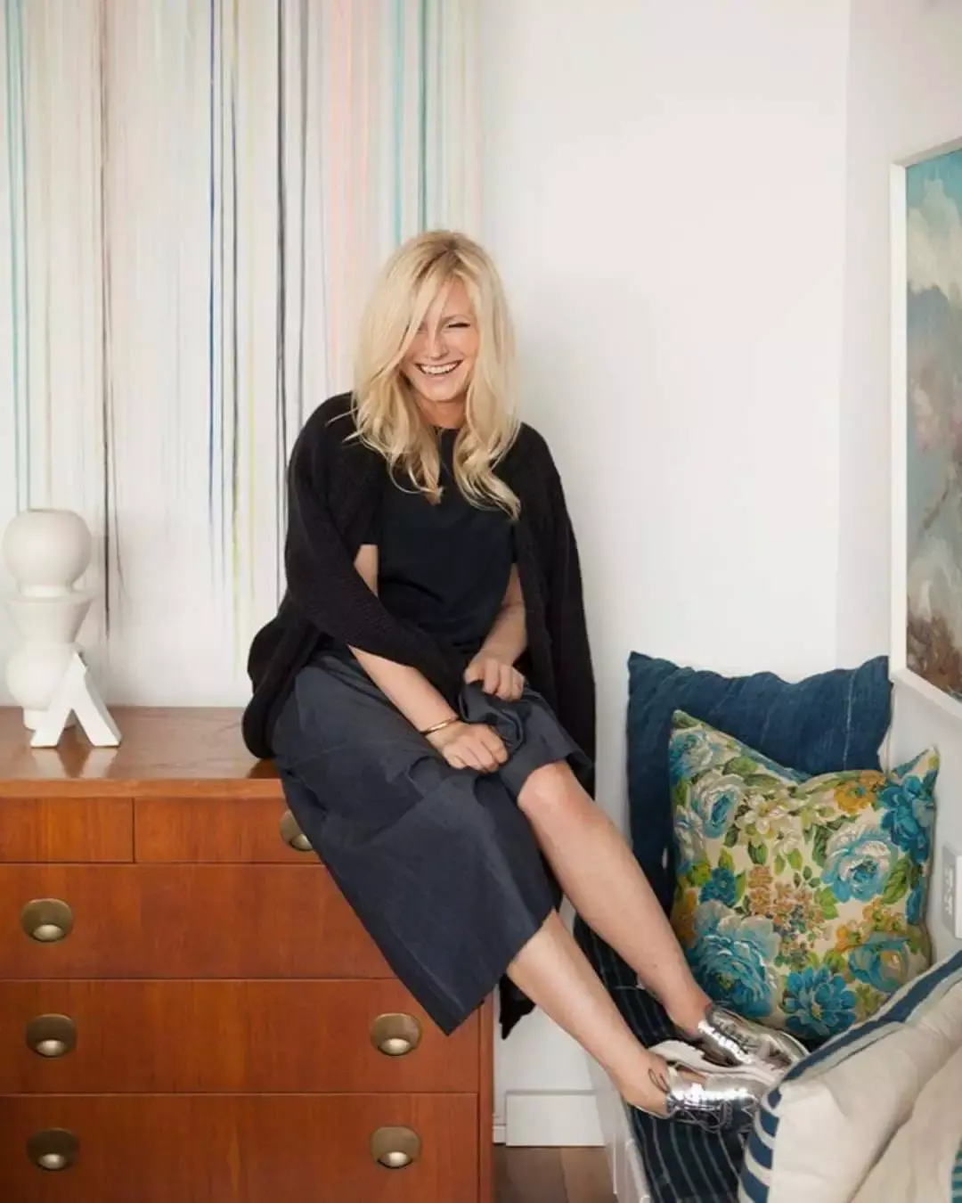 emily henderson住在阳光灿烂的南加州,她家举目所见全用大白墙,展现