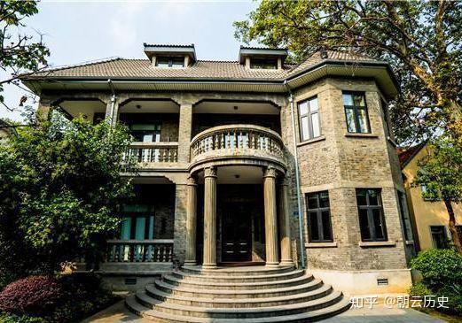 公馆中有好几处花园,其中的亭台山石,据说都是从圆明园搬移过来的