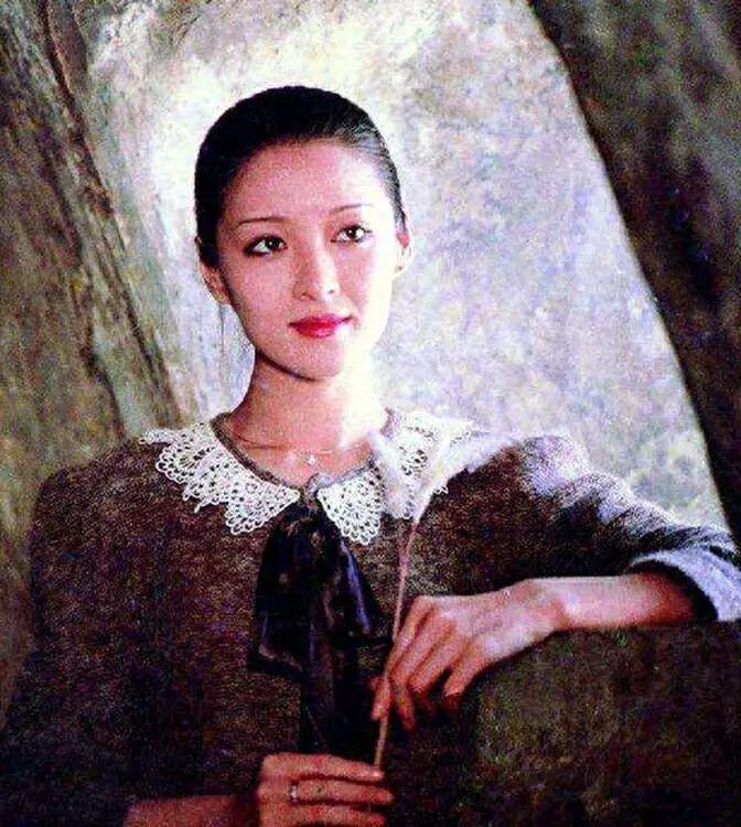 年过70的胡因梦回归朴质打扮中性依旧清新优雅不染尘埃