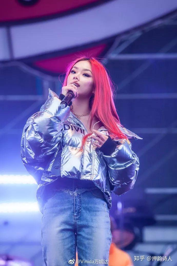 听了万妮达的新专辑solo独行者我怀疑她可能是失恋了