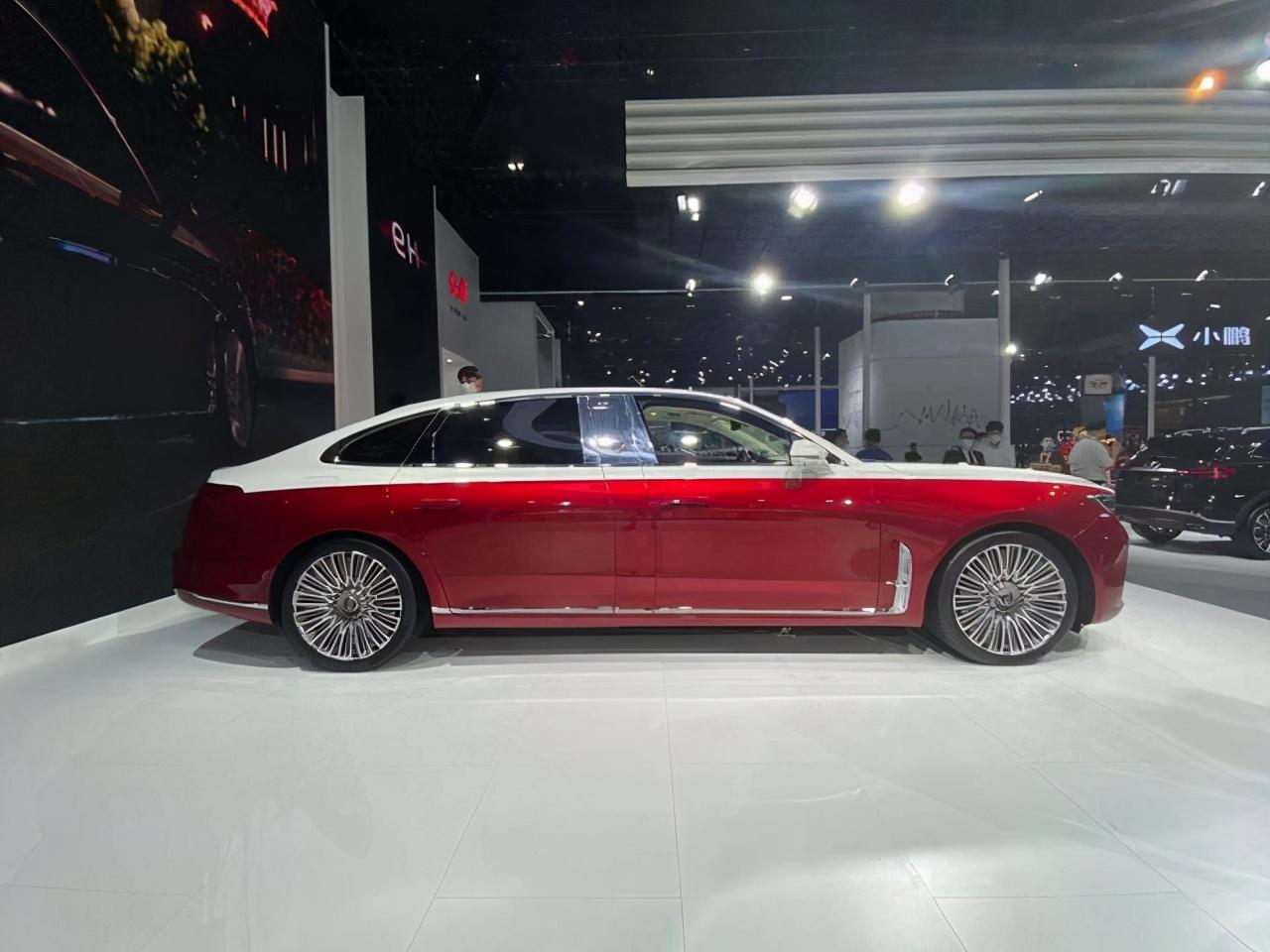 加长版红旗h9亮相广州车展采用红白双色车身全面展示中式豪华