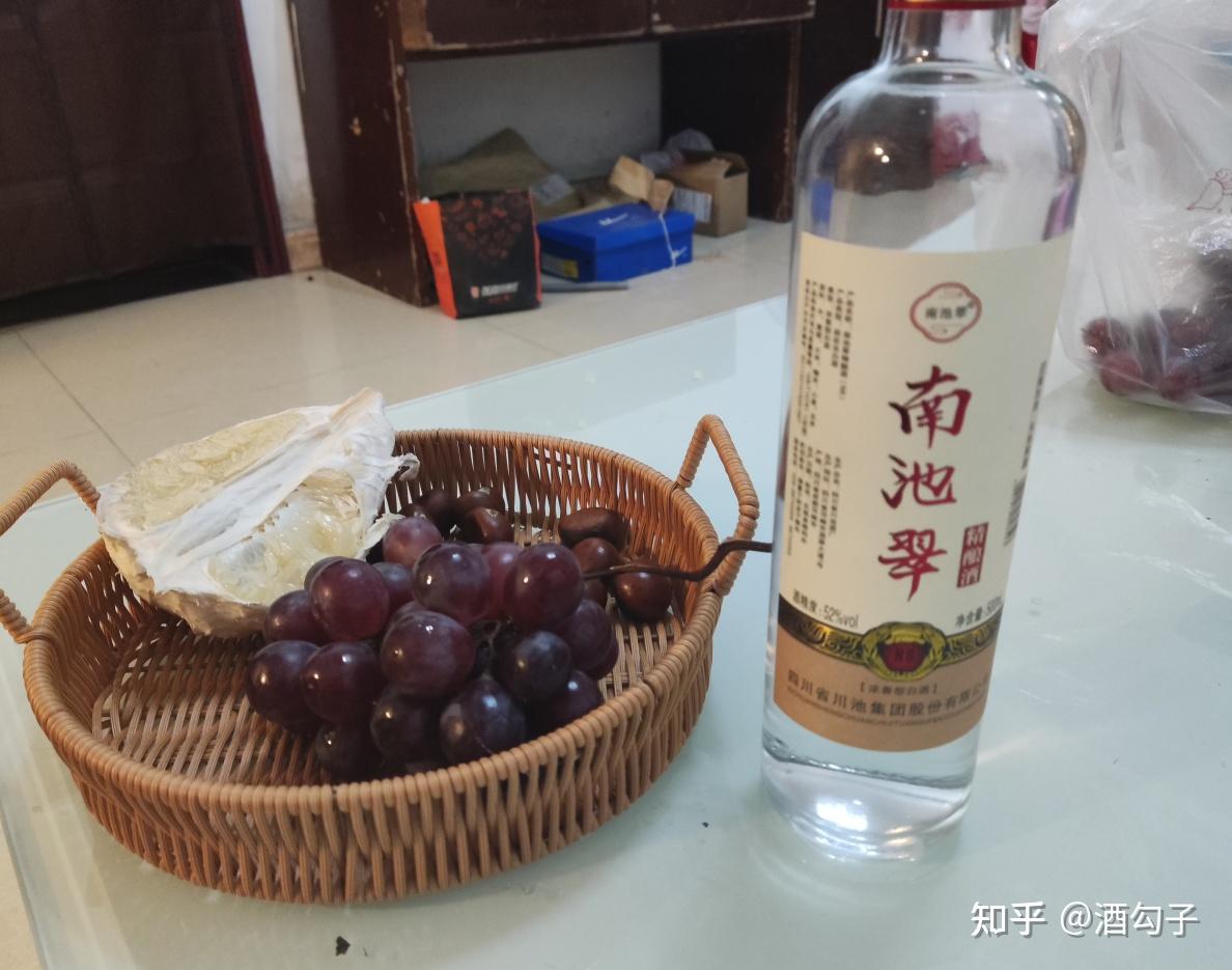 山东济南一男子拜访领导带了8瓶酒不是茅台五粮液名贵酒