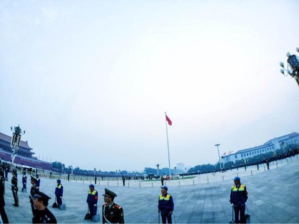 北京天安门每天几点升国旗?