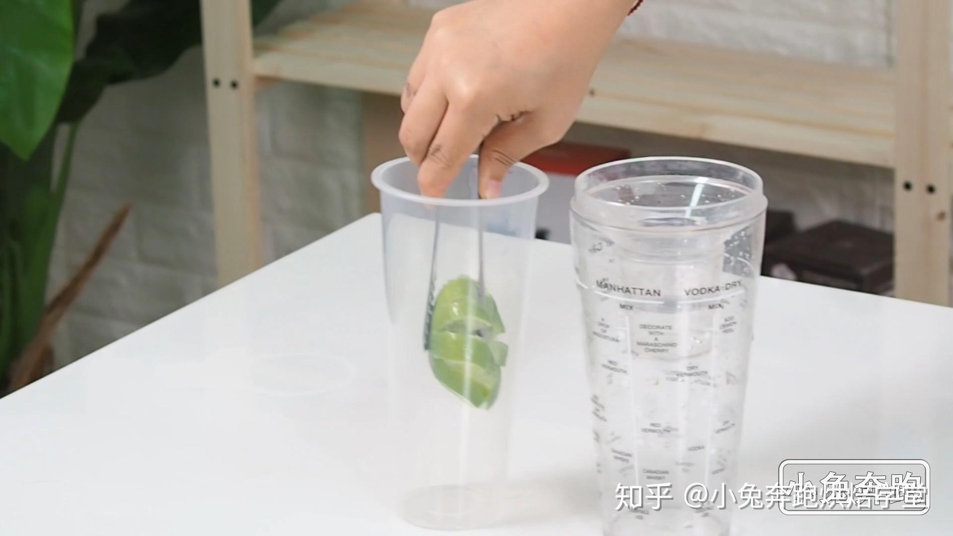 就可以倒入刚刚我们的出品杯中这样子呢柠檬霸就制作好了一整颗新鲜