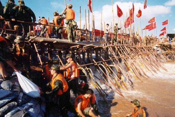 看哭了亿万网友 98年抗洪前线的那位满含热泪的老将军 他走了 知乎