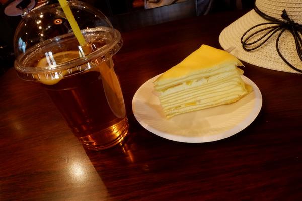 之后去公主楼 里面有一个小咖啡厅 里面的千层很好吃 柠檬红茶很不好