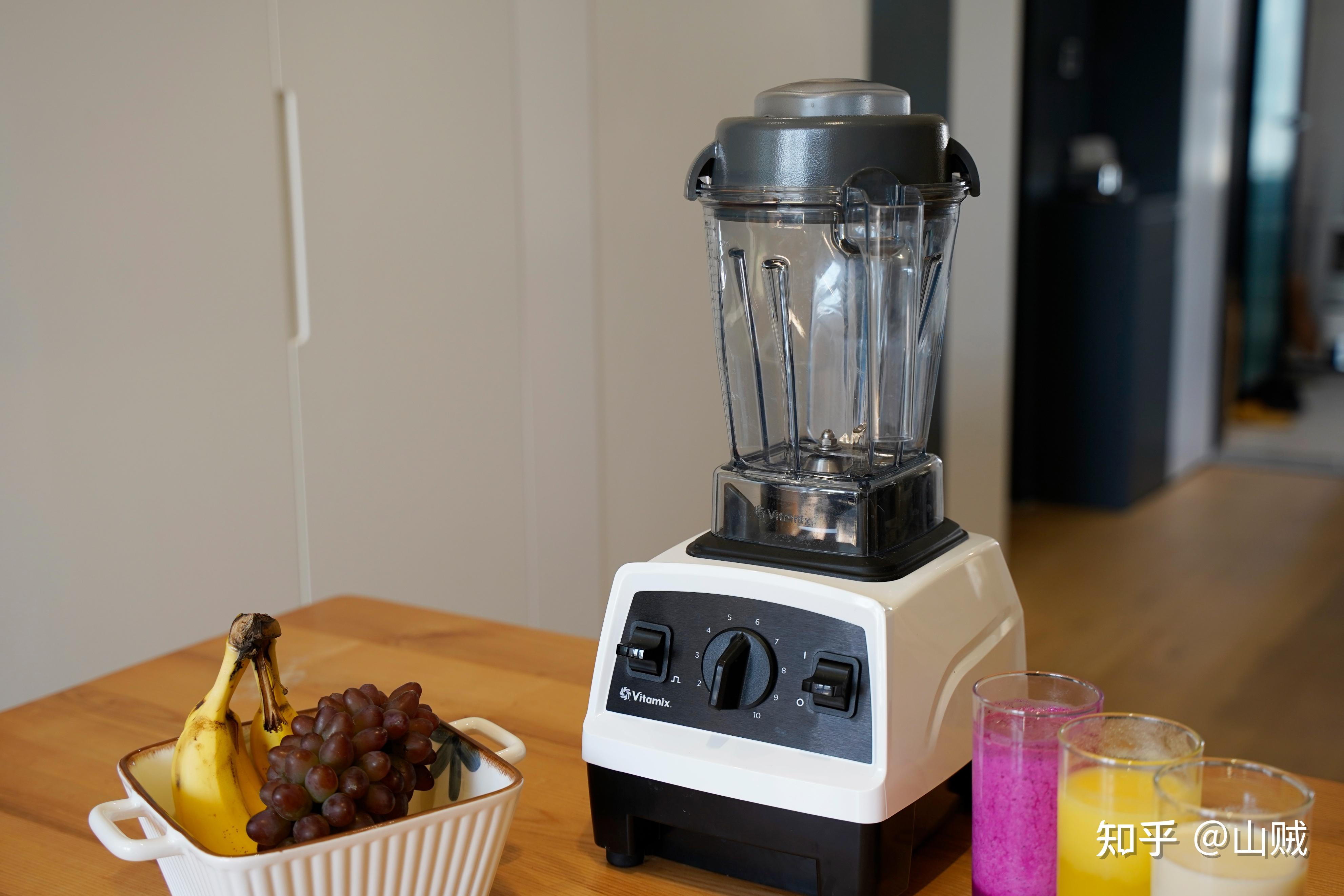 原包装包含:主机,料理杯,搅拌棒,食谱,说明书▼vitamixe310的容量是1.