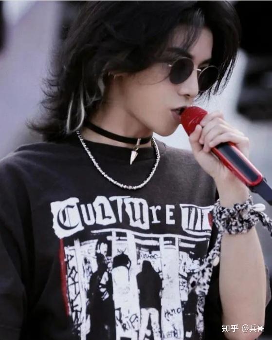 华晨宇晒纹身自拍照,金发配锁骨玫瑰花,网友:太娘了