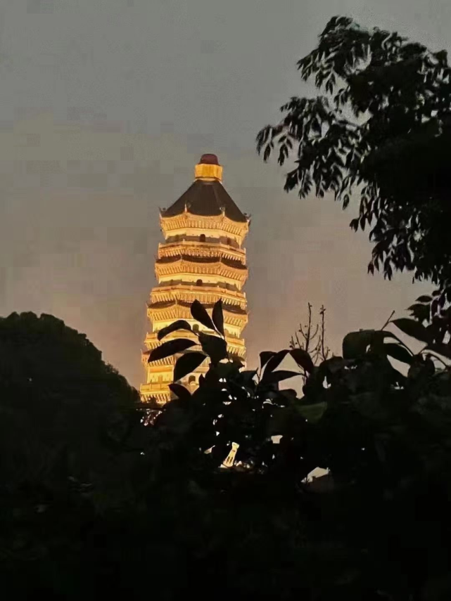 享有"万里长江第一塔"之美誉的安庆迎江寺振风塔塔刹在暴风雨中被毁