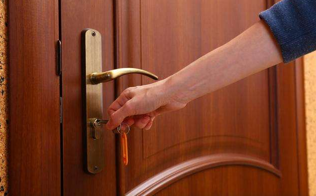 晚上听见有人拿钥匙开门应该怎么办