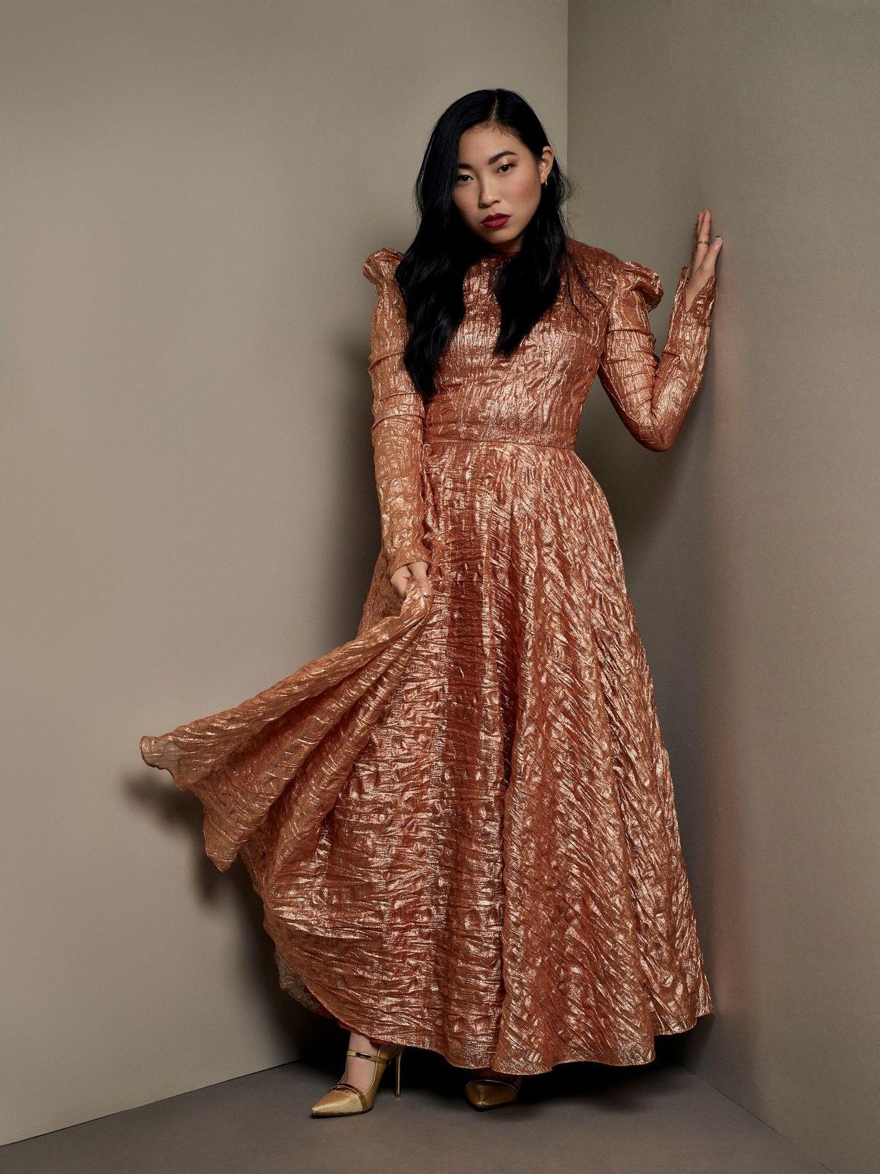 如何评价奥卡菲娜成金球奖首个亚裔影后