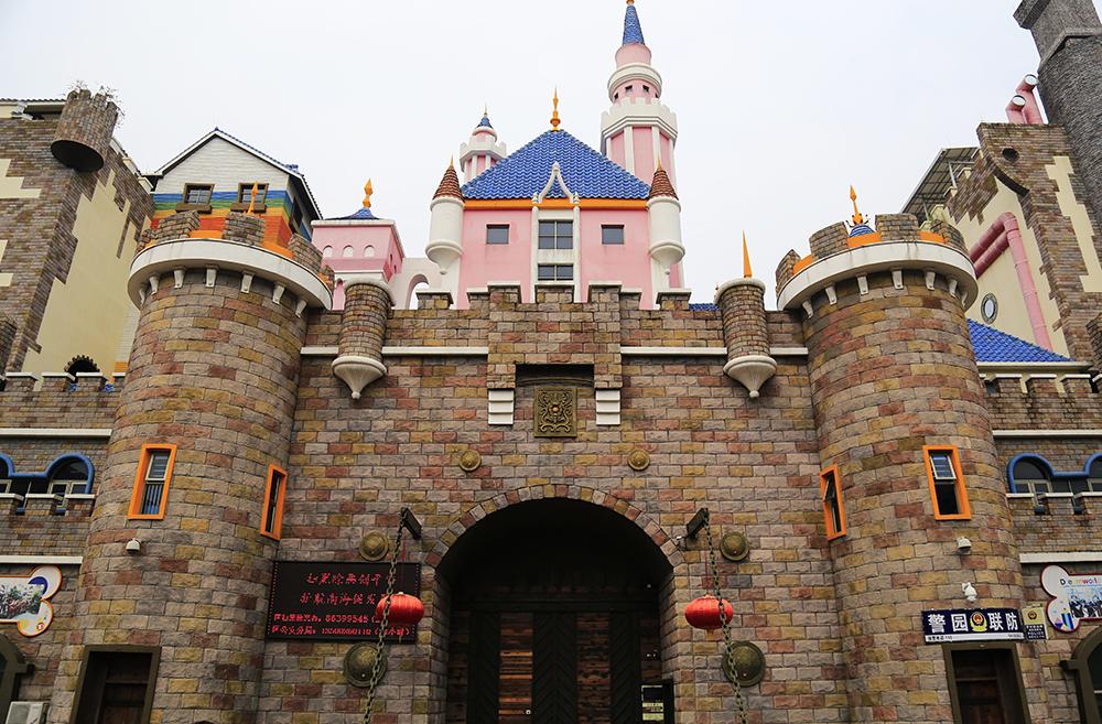 这间幼儿园的外形是城堡状的,而名字也是"童梦城堡国际实验幼儿园"