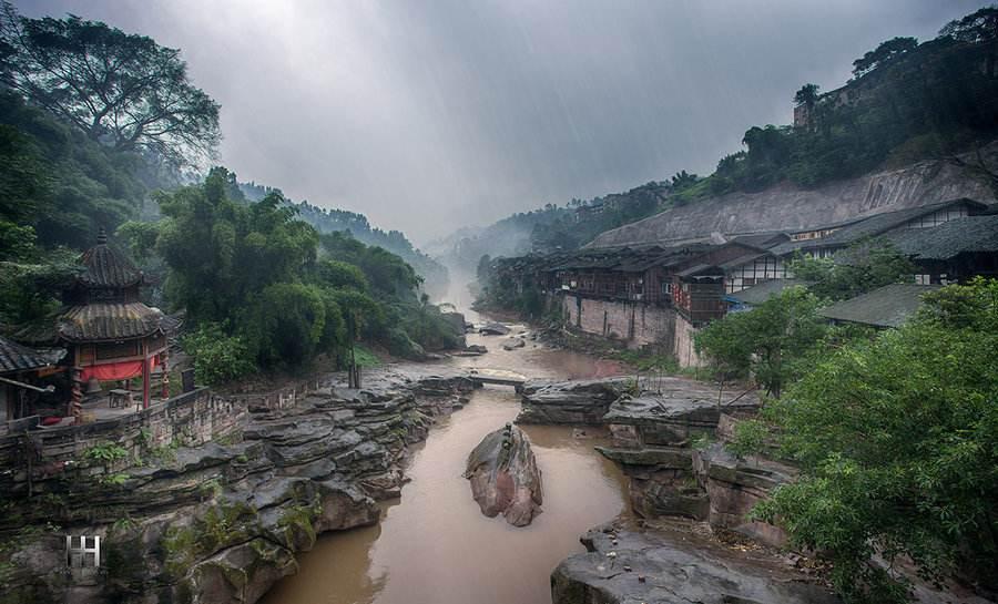 中山古镇,碑槽山溶洞群,大圆洞国家森林公园等著名景点:江津区位于