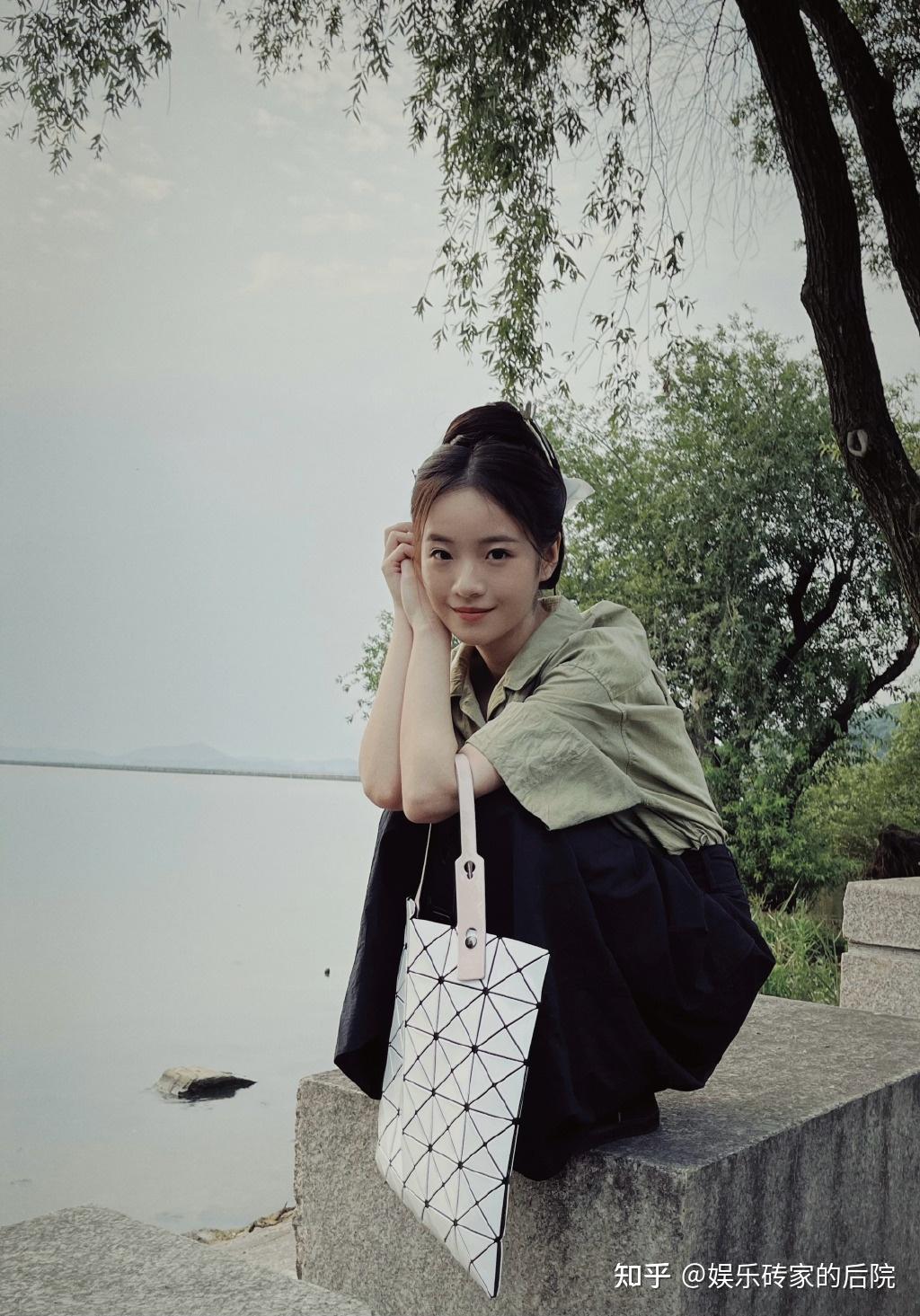 然而作为徐静蕾力捧的小花,李庚希出道的契机仅因为