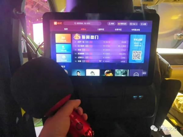 在后排,d1 放了两块乘客娱乐用的车机屏,可以接入如唱吧一类的娱乐