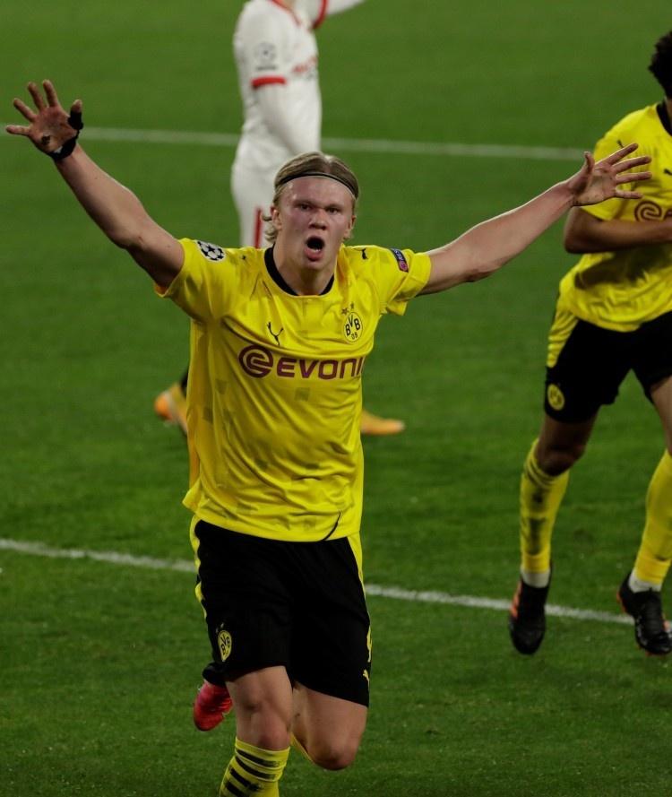 早报:c罗自荐转会曼城,球员代表已飞往英格兰