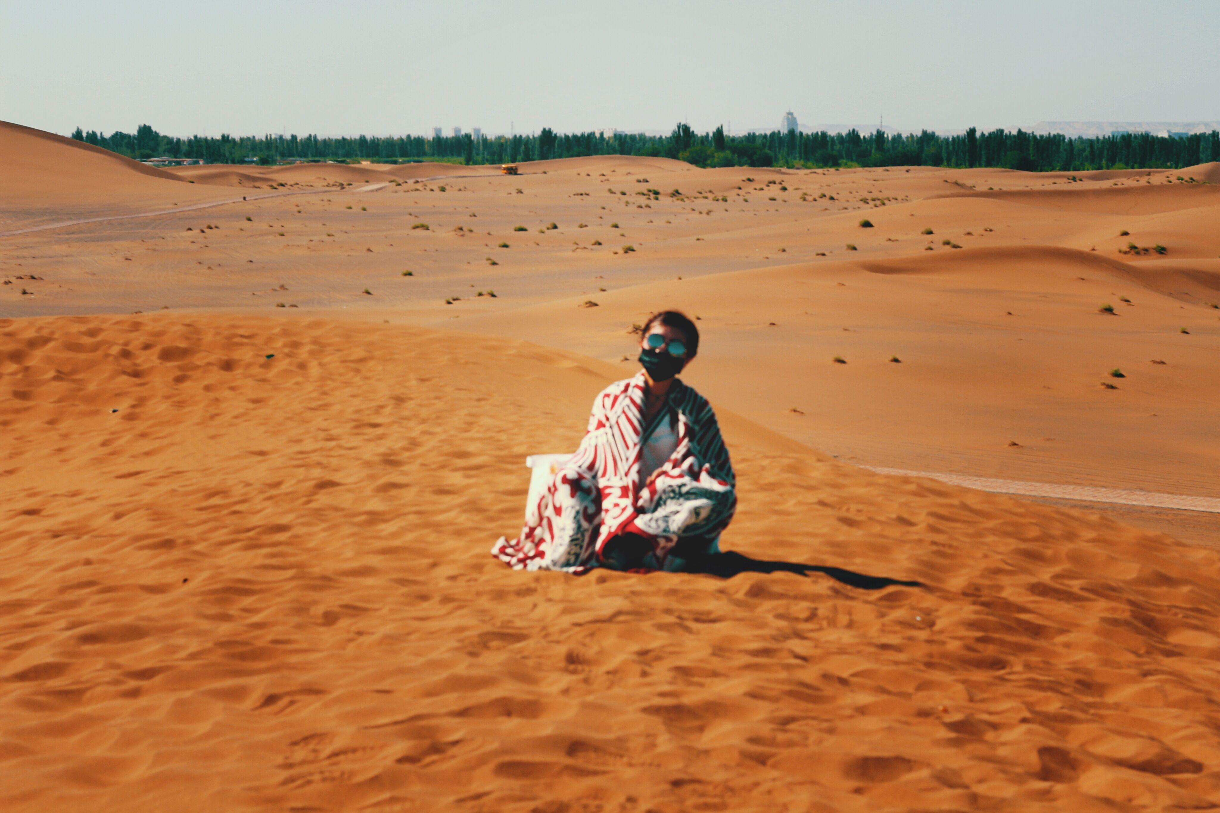 行走在沙漠中穿红衣的女子|摄影|人像摄影|齐说 - 原创作品 - 站酷 (ZCOOL)