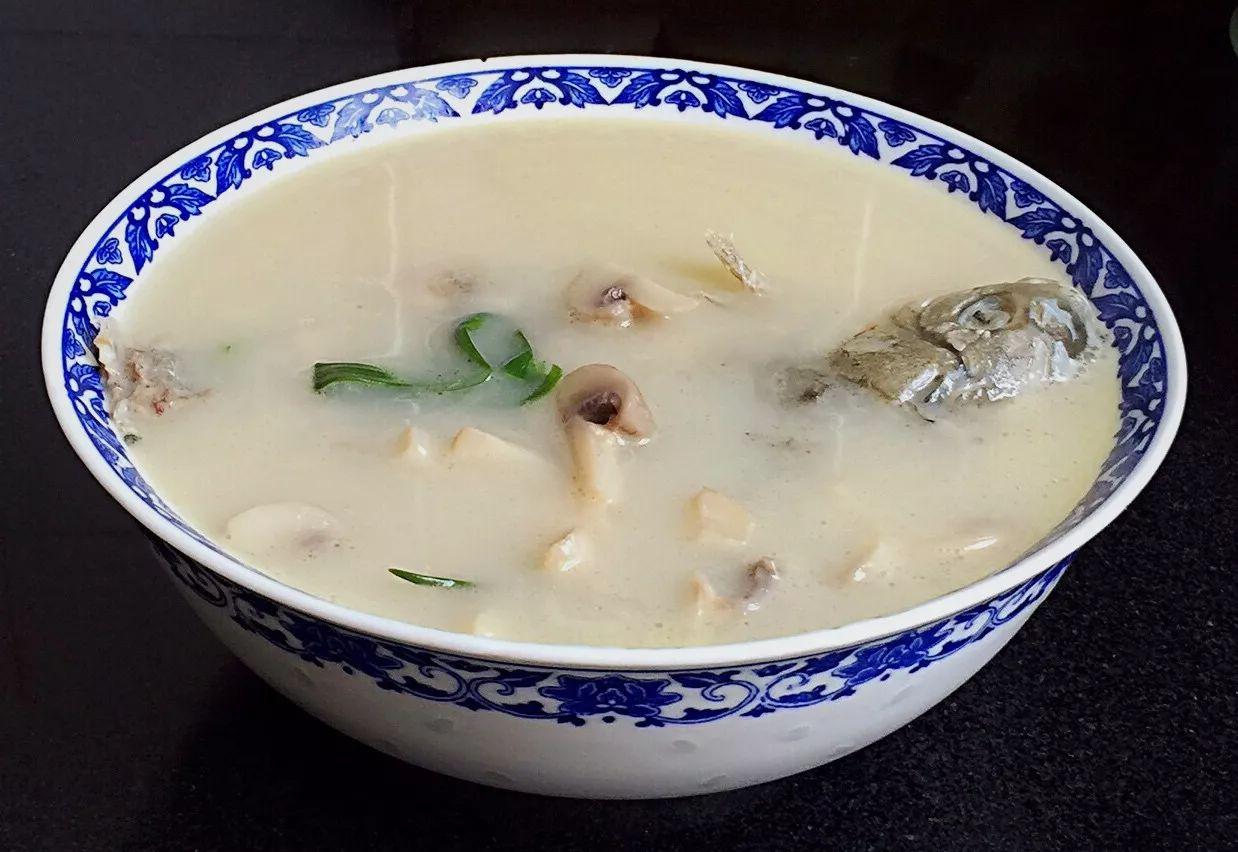 做家人爱喝的奶白鱼汤，不要再直接倒水炖了，那是炖不成的！