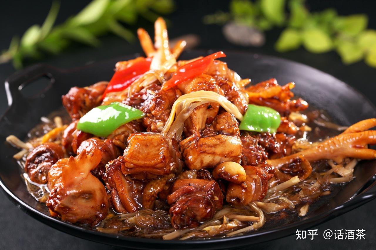 红酒烩鸡是一道由鸡肉,红酒和各色蔬菜,通过烩制而成.