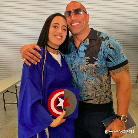 和前妻离婚后,强森和小12岁的独立音乐人lauren hashian稳定交往了十