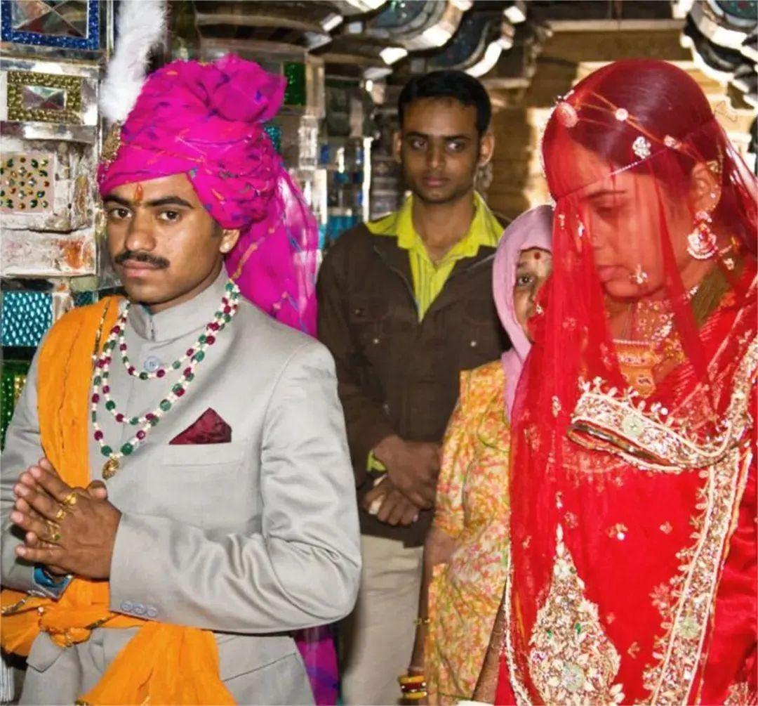 印度人有多饥渴萤火虫经过都要捂着屁股飞