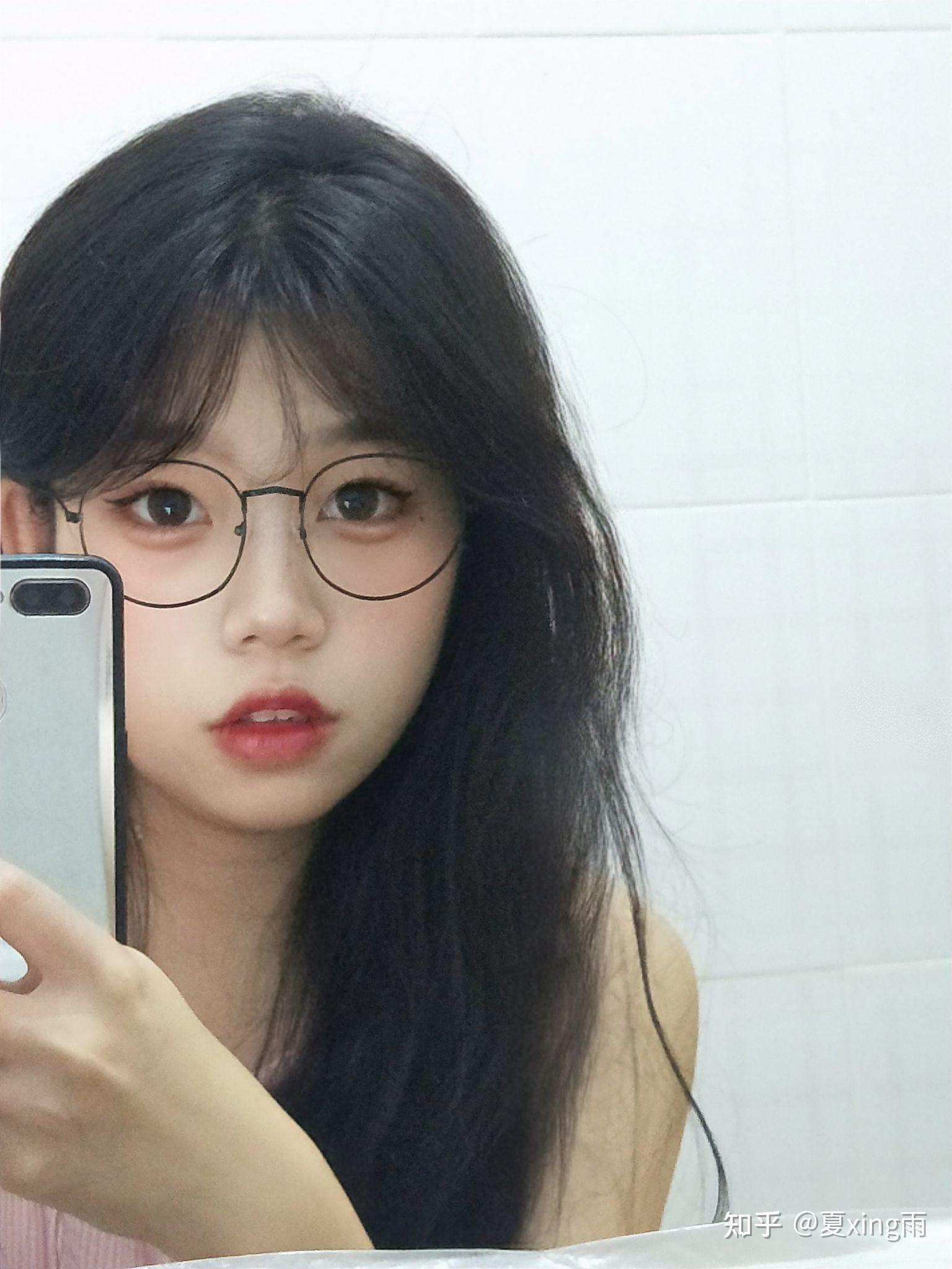 有戴眼镜留刘海还长得很好看的女孩子吗?