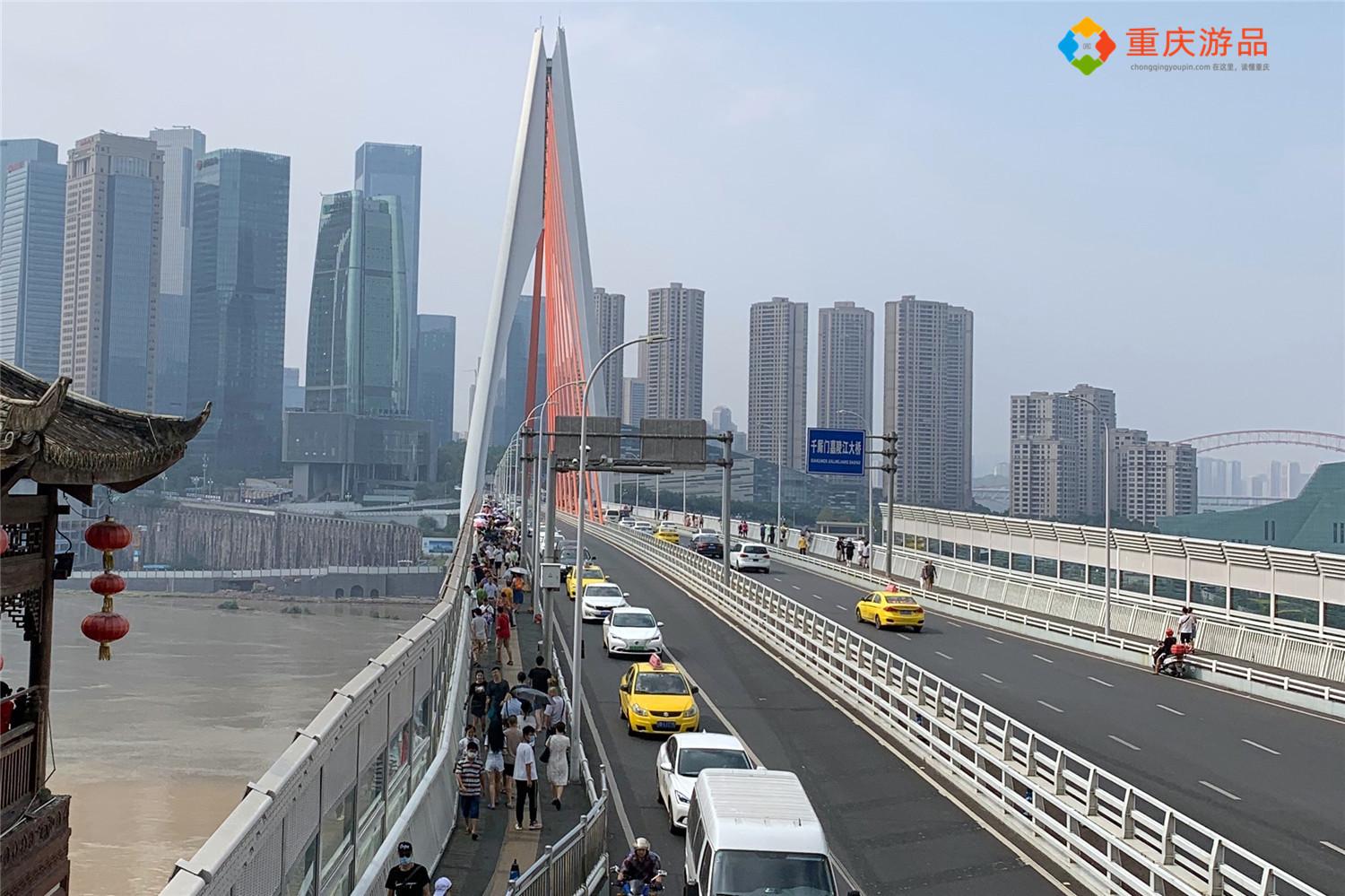 重庆街头的小黄车高清图片下载-正版图片500711391-摄图网
