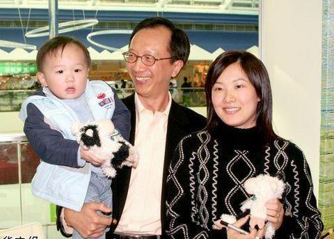 长女梁司渝于2003年出生,次子梁皓嘉及幼子分别于2004年与2008年出生.