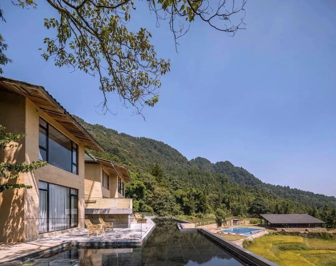 夯土墙民宿山谷隐着世外桃源