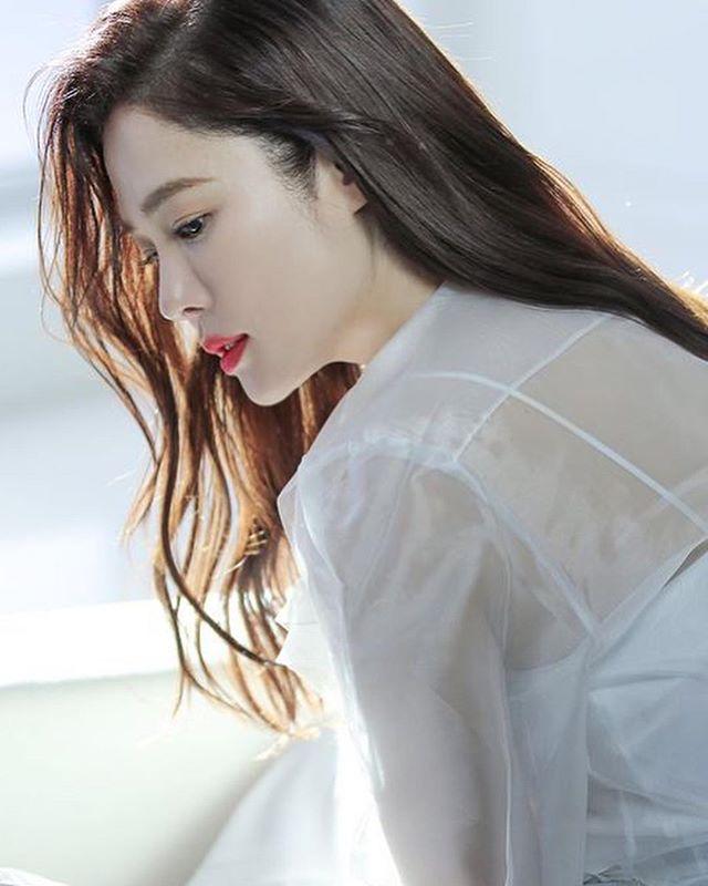 好了,最后再来看一组金贤珠的写真美照吧.