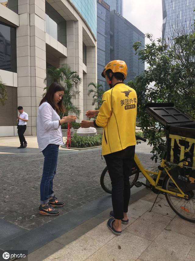 楼梯的时候,这就意味着心急如焚的外卖小哥会以最快的速度爬楼梯送餐