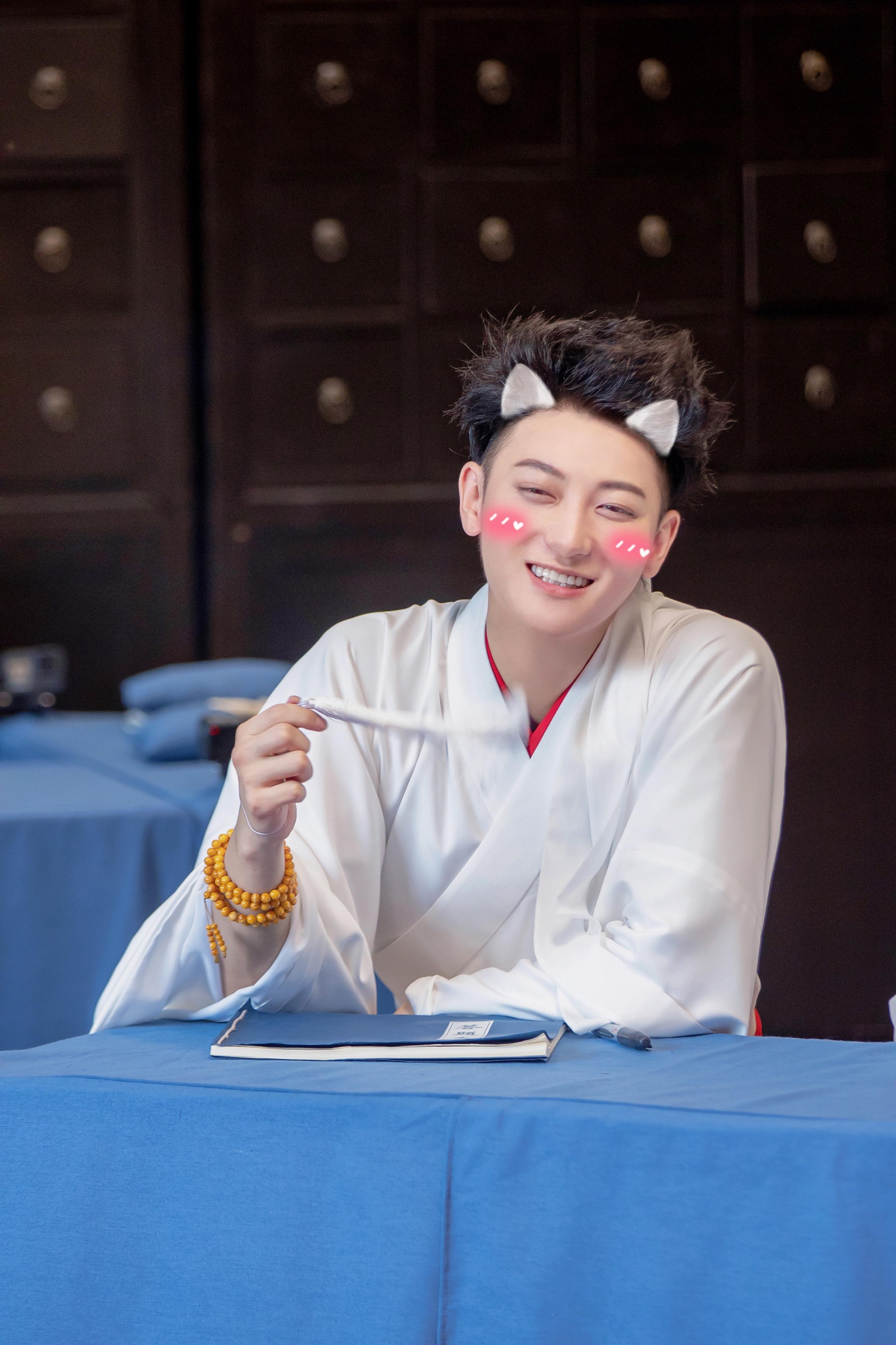 黄子韬萌探探探案机智挑战卧底身份暖心帮赵雅芝扇风收获好评