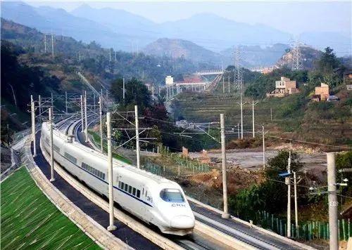 2006年建成通车的遂渝铁路(成遂渝铁路通道的组成部分),这是国内第一