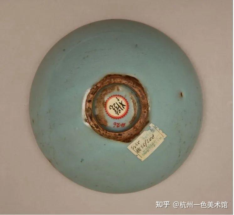 宋代钧窑的底足通常满釉,即圈足内外都上釉,只有足脊露胎,且足底规整