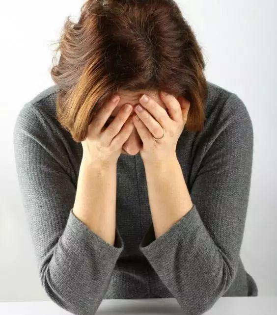 33岁妈妈抱儿子跳楼轻生妈妈的焦虑真的是万恶之源